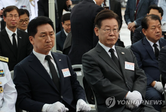 김기현 국민의힘 대표와 이재명 더불어민주당 대표가 지난 6월 29일 오전 경기도 평택시 포승읍 해군 제2함대사령부에서 열린 '제2연평해전 승전 21주년 기념행사'에 참석해 있다.<연합뉴스>